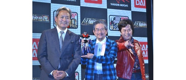 バンダイの上野社長を交えた3ショット