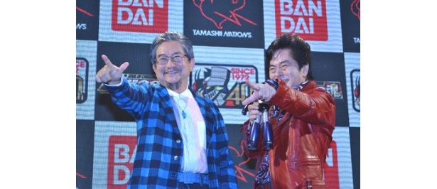 左に向かって決めポーズ