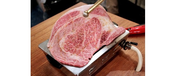 焼肉店「ふたご」名物！ロースターからはみ出る”メガカルビ”とは