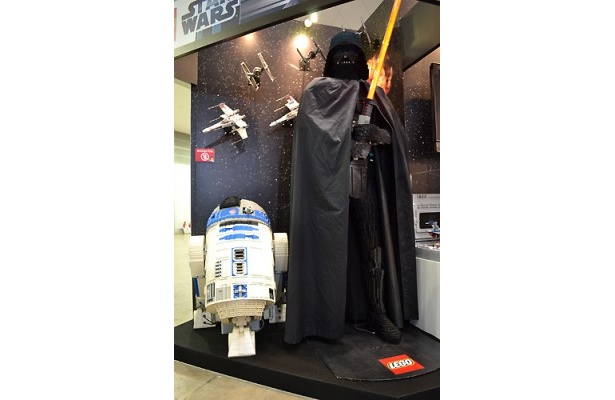 レゴブロックで作られたダースベイダ―とR2-D2
