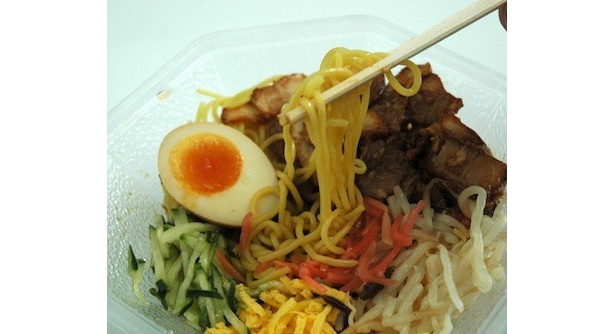 【写真を見る】ローソンの「たまご麺の冷し中華」は麺がツルツルとのど越しが良い！ 