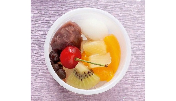 【写真を見る】黒蜜をたっぷりかけて食べる「フルーツあんみつ」など、いずれも魅力的な和菓子ばかり