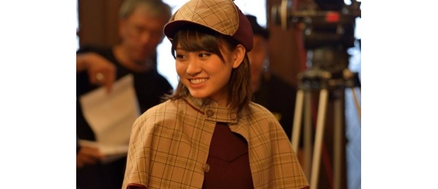 スリットの入ったセクシーなワンピで探偵に扮するあっちゃん。「私に任せて！」