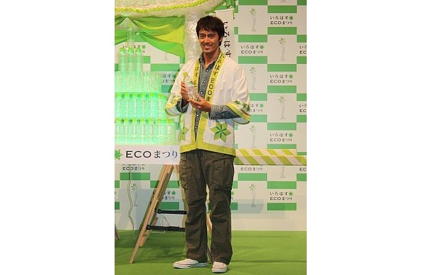 【写真を見る】法被姿が渋い！オリジナルの法被を着て笑顔の阿部さん