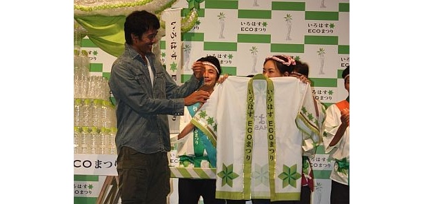 サプライズプレゼントで渡された法被に、驚きの表情