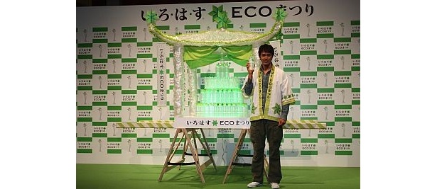 みこしの作りに感心して「すごいですねー」とため息を漏らす場面も
