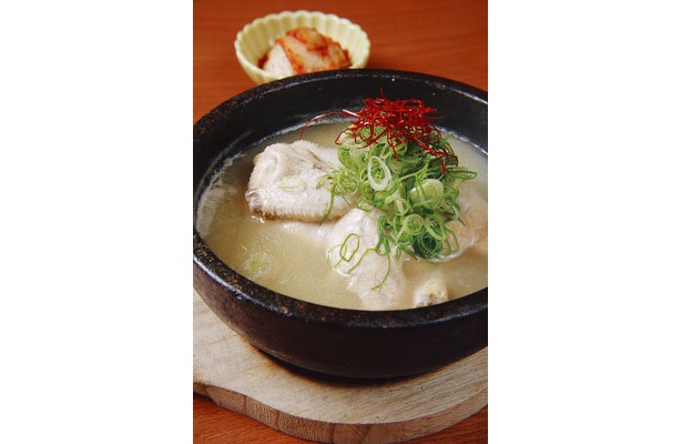 ひな鶏に高麗人参やナツメ、もち米などを詰めて、じっくり煮込んだサムゲタン￥１９８０