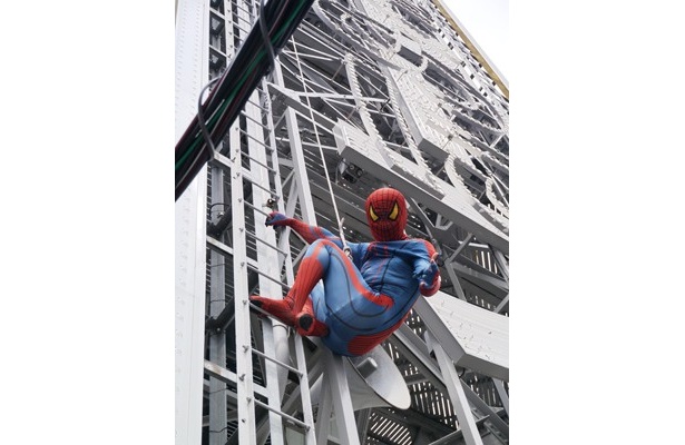 大阪のシンボルタワー・通天閣にスパイダーマンが!? 映画「アメイジング・スパイダーマン」ヒット祈願！