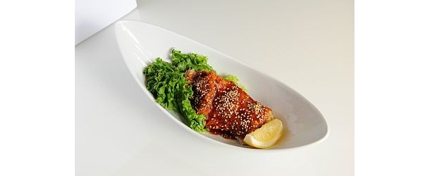 特にオススメは大阪オリジナルメニュー。ビッグサイズで食べ応え満点の「ジャンボ唐揚げコチュジャンソース」(450円)