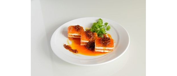 ラー油のタレが絶妙な「サーモンマリネとクリームチーズのミルフィーユ」(450円)