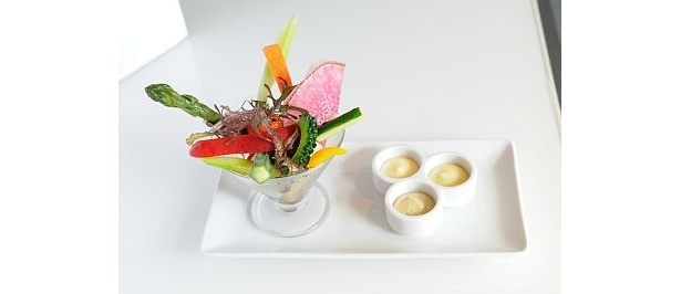 昨年大人気のメニューも再登場！色とりどりの野菜をアンチョビ・ガーリック・柚子胡椒のディップで食べる「野菜の冷製バーニャカウダ」(450円)