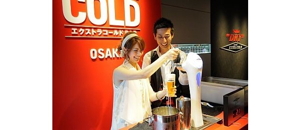 店内では、エクストラコールド専用のドラフトタワーから、自分で注ぐ楽しみも！