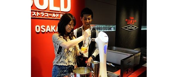 注ぎ方は、店員さんが優しく教えてくれる