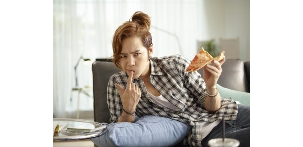 【写真を見る】ピザを食べながらスカパーを楽しむグンソクさん