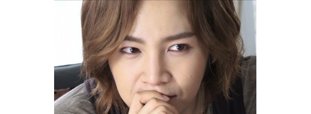 ラブストーリーのキスシーンに見入る