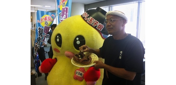 茹でたタコを持ってPR!