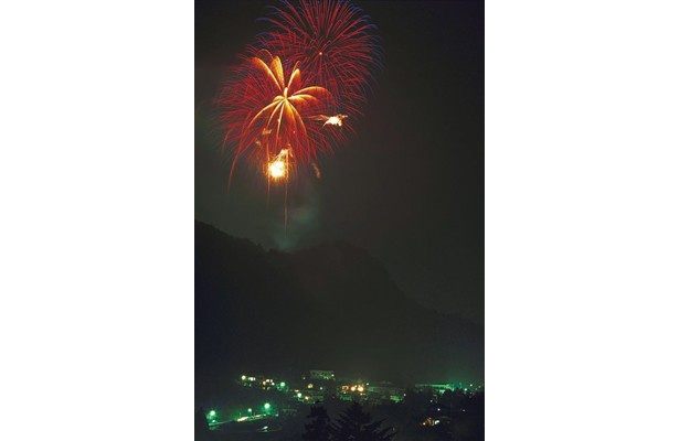 雄大な山と花火のコラボが魅力