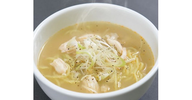 さっぱりしたスープが特徴的な「焼鳥屋さんの鶏ラーメン」(通常価格399円)