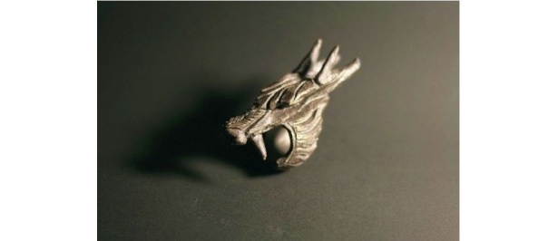 鬼輪の「咥龍（指をくわえる龍の指輪）」（26000円）