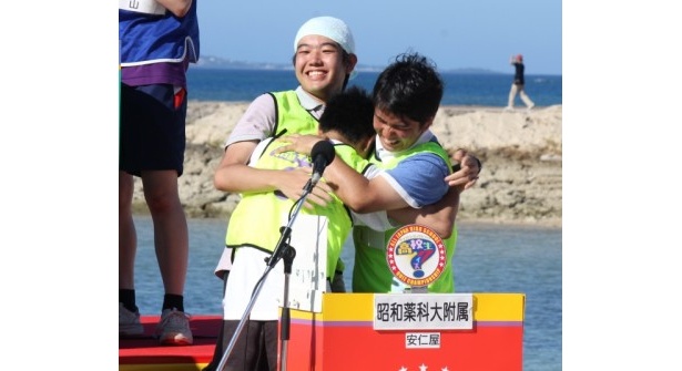 安仁屋くん率いるチーム（昭和薬科大附属高校）の優勝決定の瞬間