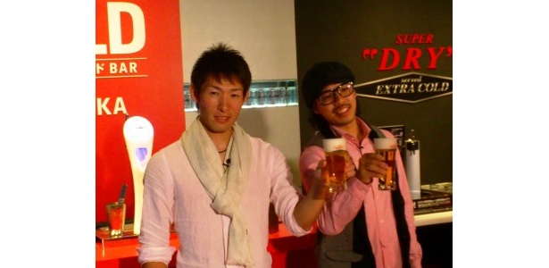 来店1万人＆提供杯数2万杯突破を記念して、本多雄一選手＆TEEが来店！