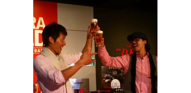【写真を見る】「試合＆ライブ後のビールは最高！」と盛り上がる二人
