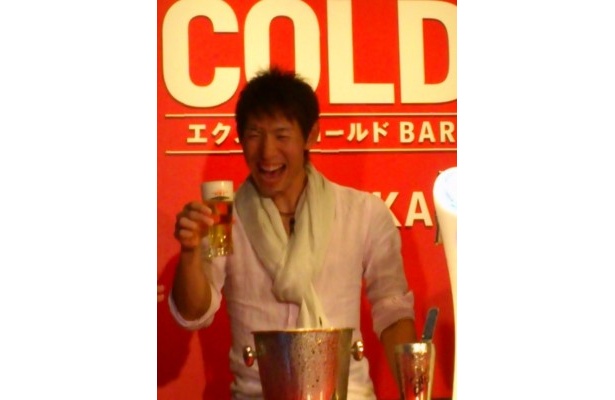 セルフサーブで豪快な注ぎを披露する本多選手