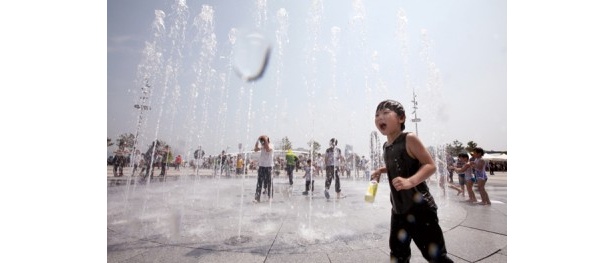 海洋広場では暑さを忘れさせてくれる噴水に、子どもたちもおおはしゃぎ 