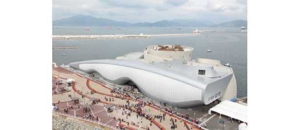 世界初の海上建築物「テーマ館」。今回の万博の中核施設だ 