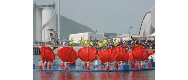 海上ステージ上で繰り広げられる海上ショーも必見 