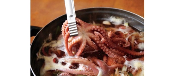 「カルナクタン」 麗水特産手長ダコとカルビのすっきり味スープ。辛くないので子供たちにもオススメ。 