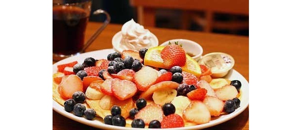 ハワイ発！フルーツ“メガ盛り”パンケーキ店が日本初上陸!!