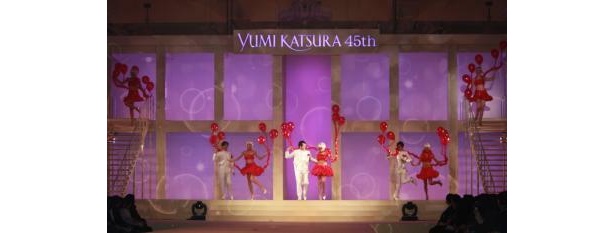 バルーンドレスはコレクションの最初にお披露目。観客のテンションもアップ