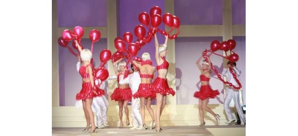元気に踊るモデルの笑顔がまぶしい