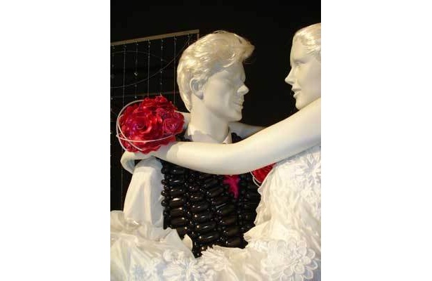 ブーケだけでなく、男性のベストや胸にさした花もなんとバルーン！