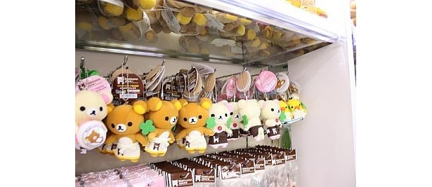 ストラップなどの小物も見逃さないで