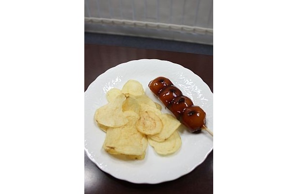 【写真を見る】「午後の紅茶 おいしい無糖」に合う1位は、何とみたらし団子!!ポテトチップスも好相性