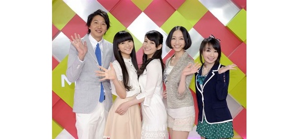 【写真を見る】司会のPerfumeや青井実アナウンサーとの楽しいトークも！