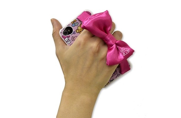 【写真を見る】リボン部分に手を通して落下防止！ キュートなデザインの商品詳細はこちらでチェック！