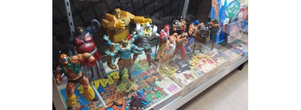 これまで発売されたキン肉マングッズも展示