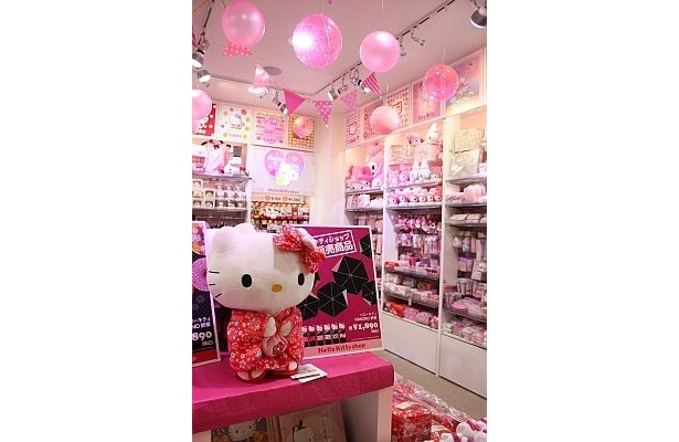 【写真を見る】店内はこのキュートさ！注目のグッズ画像はコチラ