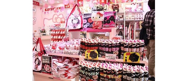 店内には、ハローキティグッズがずらりと並ぶ