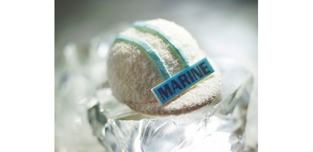 海軍の兵士が着用しているキャップをイメージした「マリン・キャップ～レアチーズケーキ～」(550円)