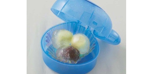 ケースも中身も涼しげな「クリームみずまんじゅう、スーベニアケース付き」(700円)