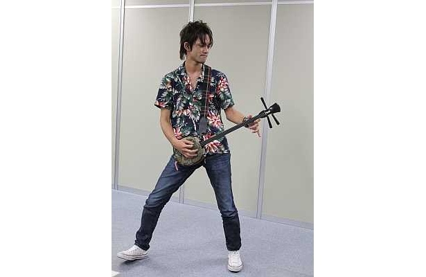 インタビュー後には三線を演奏