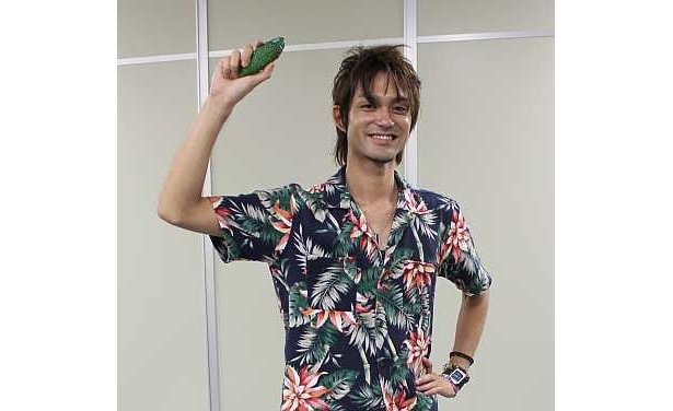 沖縄名物（？）ゴーヤーを持って決めポーズ！