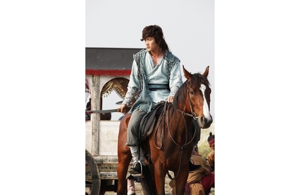 【写真を見る】主人公ペク・ドンスを演じるチ・チャンウクほか、注目のキャストはこちらでチェック！