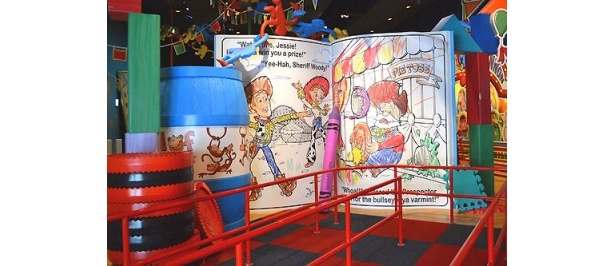 大きな塗り絵も展示されている
