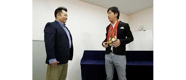 収録前の前室で本物の金メダルに興奮するブラックマヨネーズ