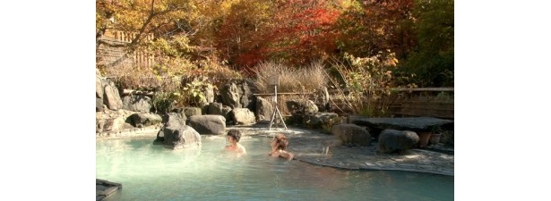 紅葉のなか八幡平・松川温泉に入る早池峰ケンジと